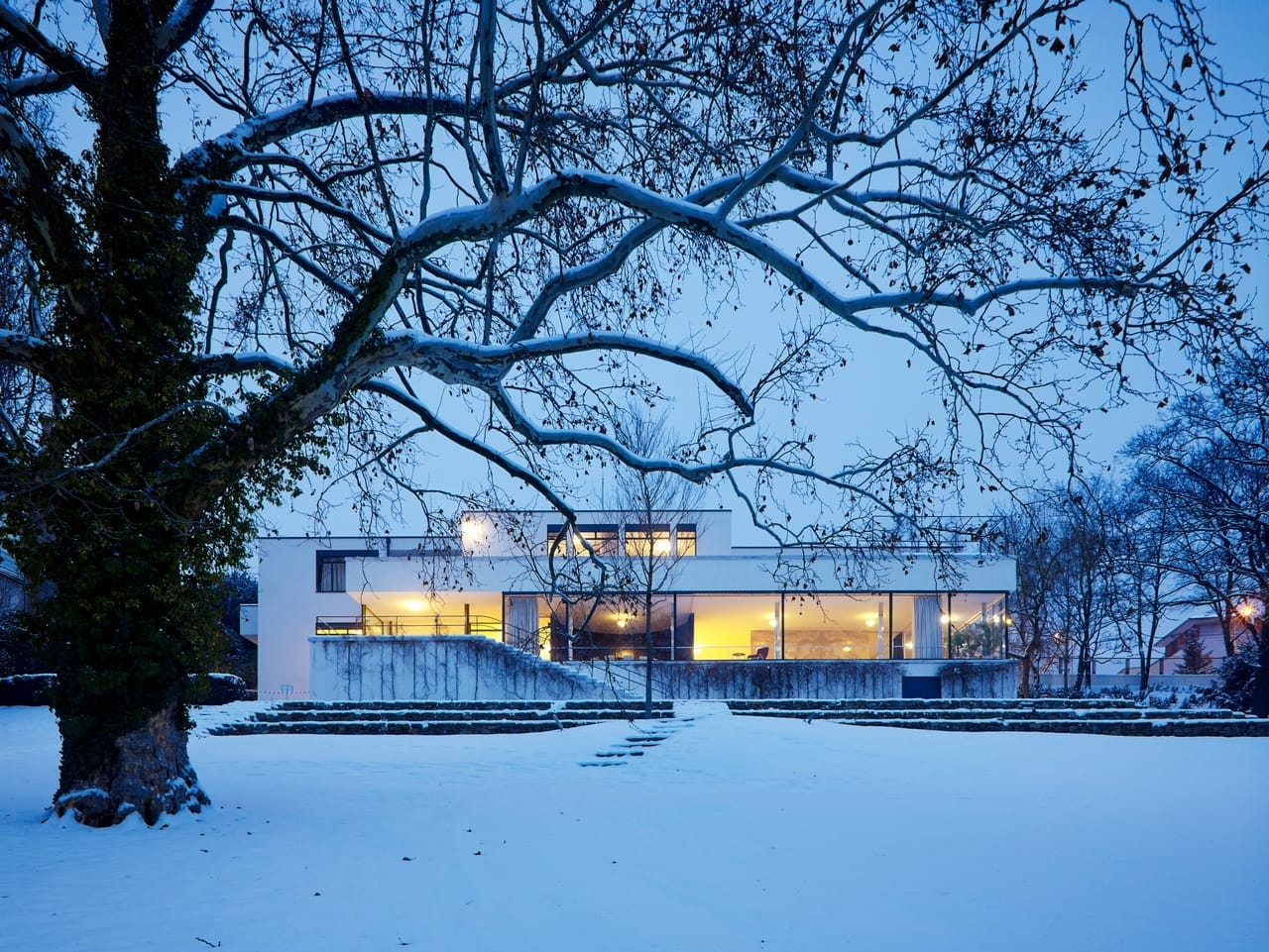 Exterior view of hge Villa Tugendhat, Brno, Czechia. Photo by David Židlický.